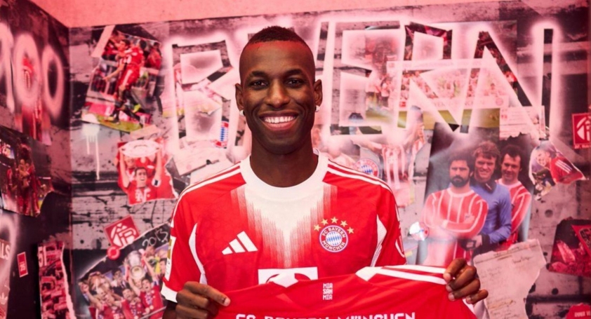 nicolas-jackson-holds-up-a-bayer-68bd90c767b62 Bayern Munich phải rất vất vả để giành được chữ ký của Jackson (Ảnh: Bayern Munich).