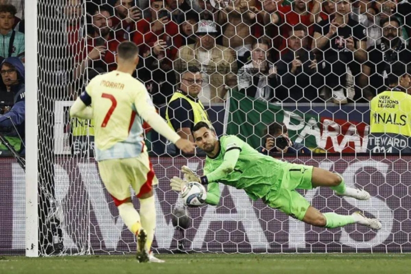 nh-31-68463288b31ae Cú sút của Morata đã bị Diogo Costa cản phá trong loạt sút luân lưu (Ảnh: Getty).