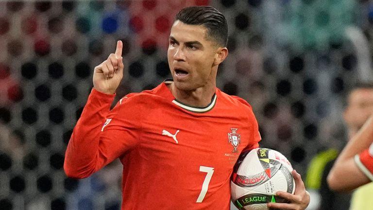 Cristiano Ronaldo Gây Nhiều Tranh Cãi Với Hành Động Đổi Áo Giữa Trận Đấu